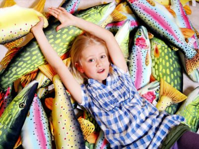 dziewczynka na poduszkach rybach